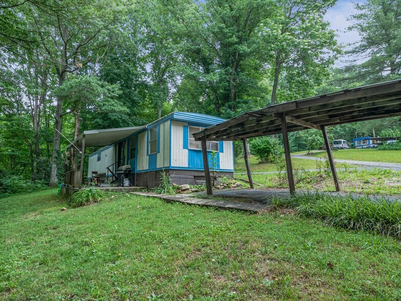 More Photos Of 40 Hemlock Hill Dr, Arden Manufactured Housing Mobile Home Park For Sale