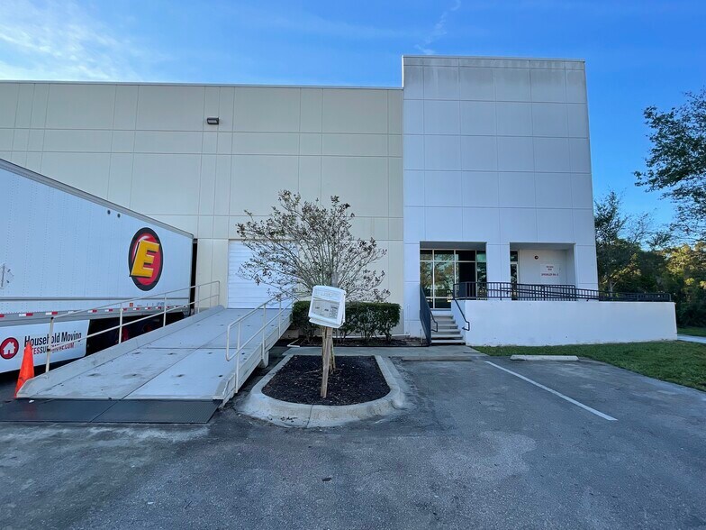 More Photos Of 1700 35th St, Orlando Warehouse For Lease