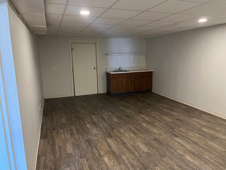 More Photos Of 908 E North St, Salina Warehouse For Lease