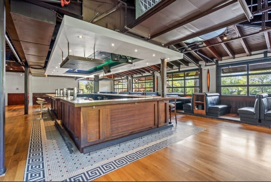 More Photos Of 1028 Johnnie Dodds Blvd, Mount Pleasant Restaurant For Lease