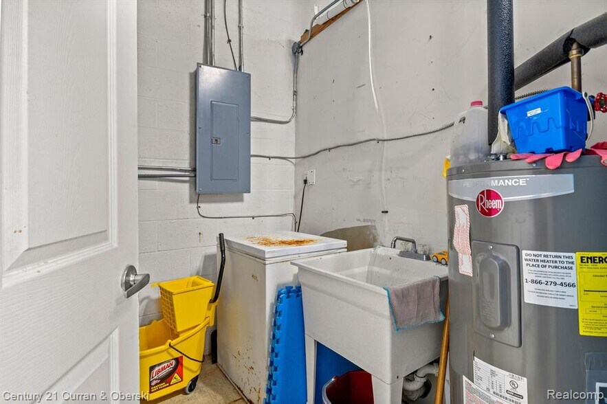 More Photos Of 27500-27520 Joy Rd, Livonia Freestanding For Lease