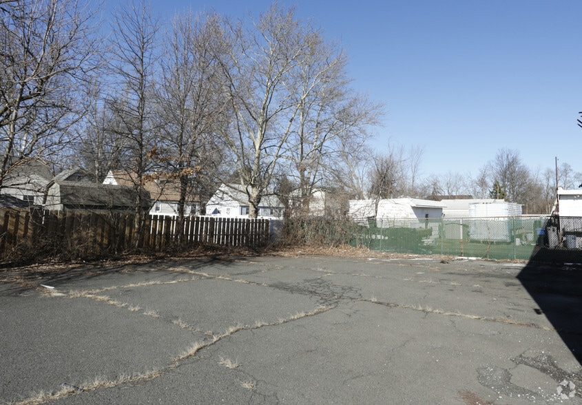More Photos Of 725-727 Lincoln Blvd, Middlesex Storefront Retail Office For Lease