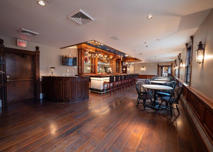 More Photos Of 649 High St, Worthington Storefront Retail Office For Sale