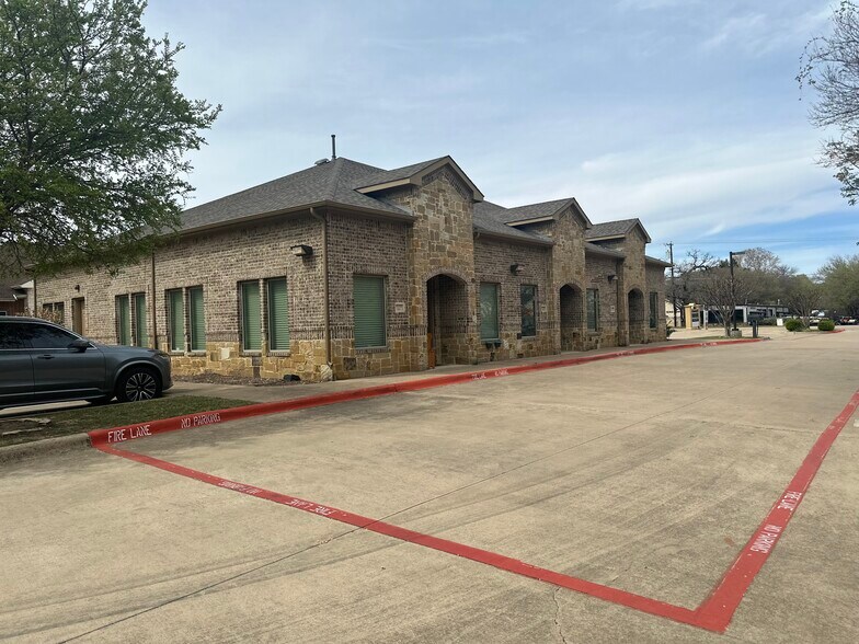 More Photos Of 1323 W Northwest Hwy, Grapevine Office For Lease