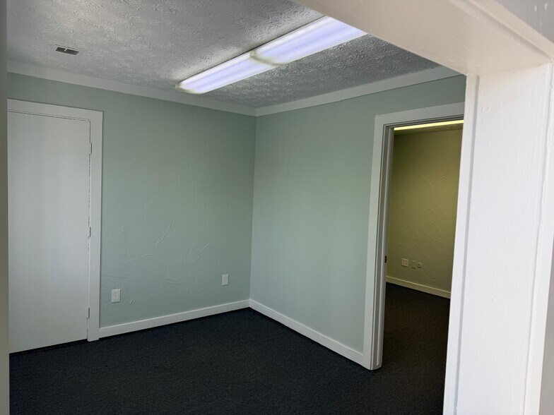 More Photos Of 1755 Sherwin Ct, Waterford Office Residential For Lease