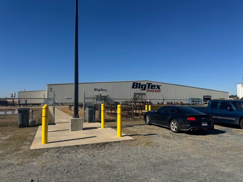 More Photos Of 502 Midway Rd, Cordele Showroom For Lease