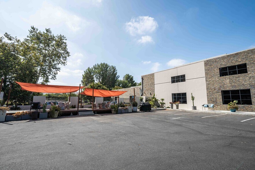 More Photos Of 2001 Saturn St, Monterey Park Light Distribution For Sale