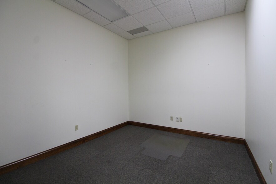 More Photos Of 917 3rd Ave, Huntington Storefront Retail Office For Lease