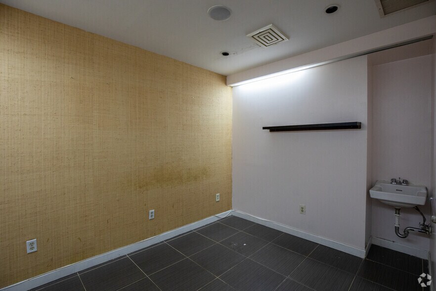 More Photos Of 31-09 Broadway, Astoria Storefront Retail Office For Lease