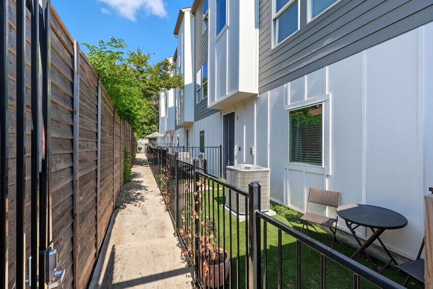 More Photos Of 5647 Live Oak, Dallas Apartments For Sale