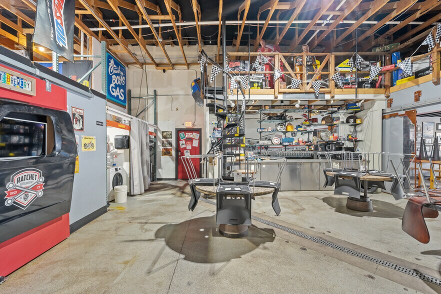 More Photos Of 2425 25th St SE, Salem General Retail For Sale