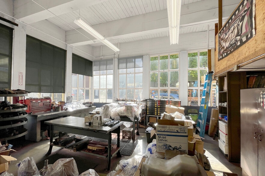 More Photos Of 1040 NW Everett St, Portland Warehouse For Lease