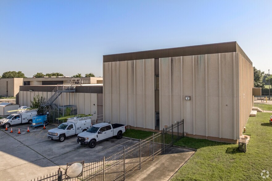 More Photos Of 7638 Spring Cypress Rd, Spring Office For Sale