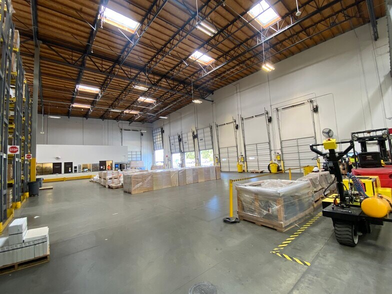More Photos Of 16719 Schoenborn St, North Hills Warehouse For Lease