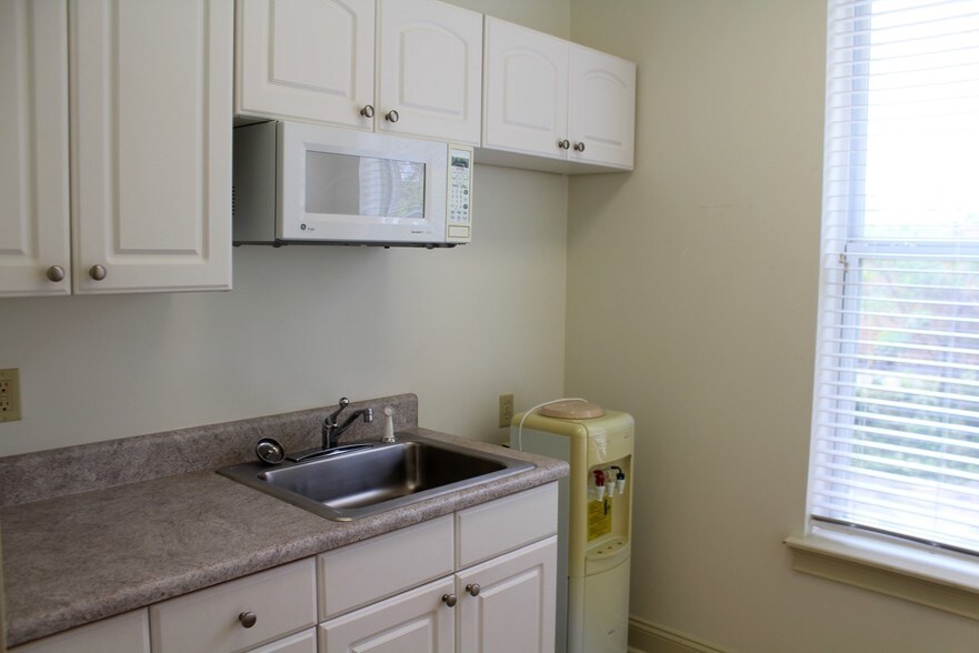 More Photos Of 1615 Village Square Blvd, Tallahassee Medical For Lease