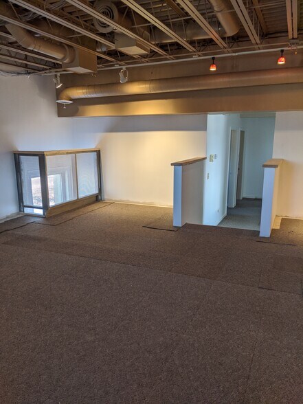 More Photos Of 6575-6577 N Avondale Ave, Chicago Service For Lease