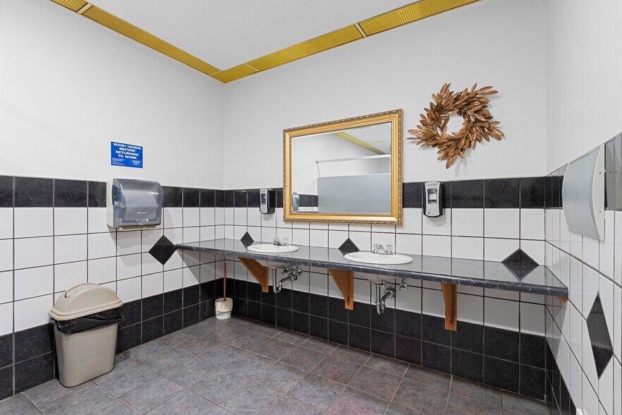 More Photos Of W10508 Kottke Rd, Crivitz Restaurant For Sale