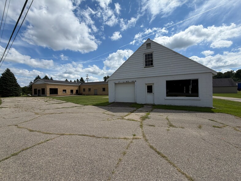 More Photos Of 1065 W Green St, Hastings Warehouse For Lease