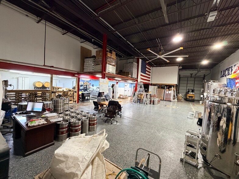 More Photos Of 614 N Spring St, Clarksville Warehouse For Lease