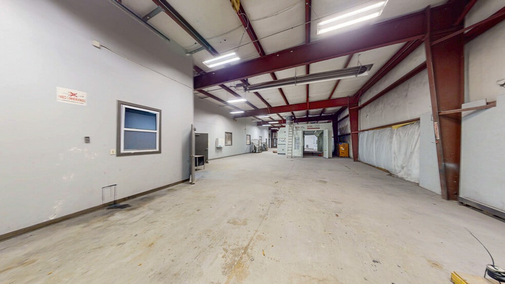 More Photos Of 8945 Covedale Dr, Charlotte Auto Repair For Lease