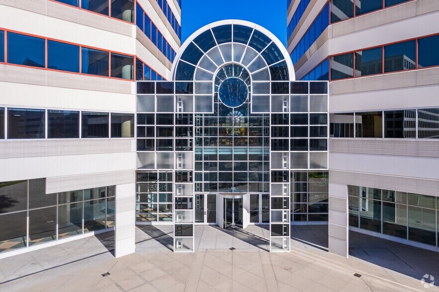 More Photos Of 330 E Kilbourn Ave, Milwaukee Office For Lease