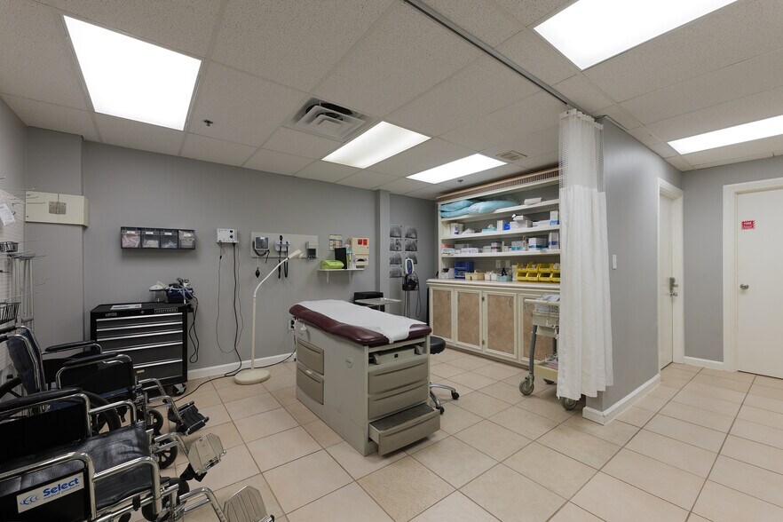 More Photos Of 305 Expressway 83, Mission Medical For Lease