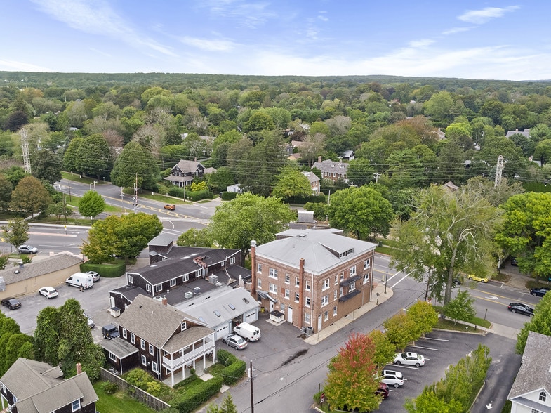 More Photos Of 105-107 Newtown Ln, East Hampton Storefront Retail Residential For Sale