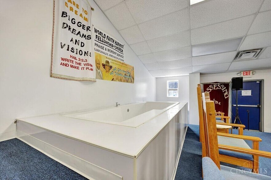 More Photos Of 10456 Pippin Rd, Cincinnati Office For Sale