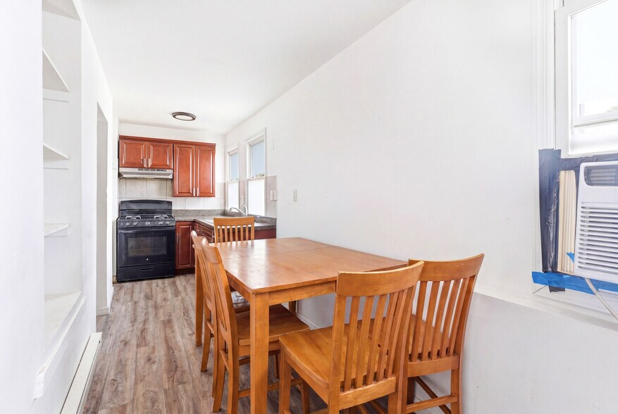 More Photos Of 204 Parkhurst St, Newark Apartments For Sale