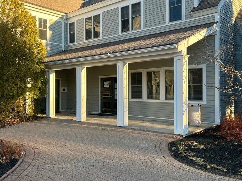 More Photos Of 45 Forest Falls Dr, Yarmouth Medical For Sale