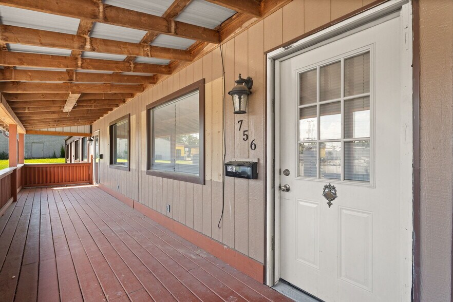 More Photos Of 756 Lakeshore Dr, Scottsburg Flex For Sale