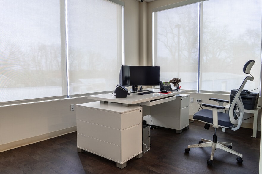 More Photos Of 15131 Kedzie Ave, Markham Warehouse For Sale