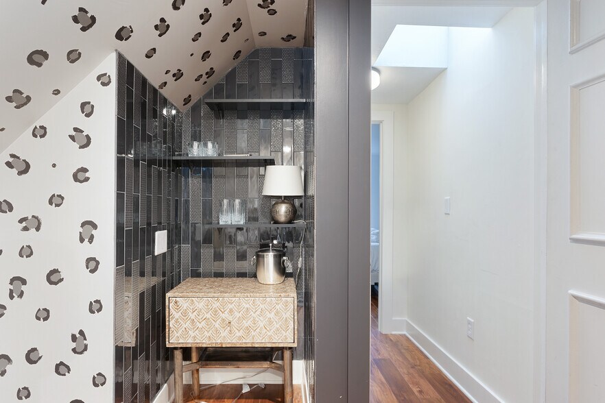 More Photos Of 184 Ashley Ave, Charleston Specialty For Sale