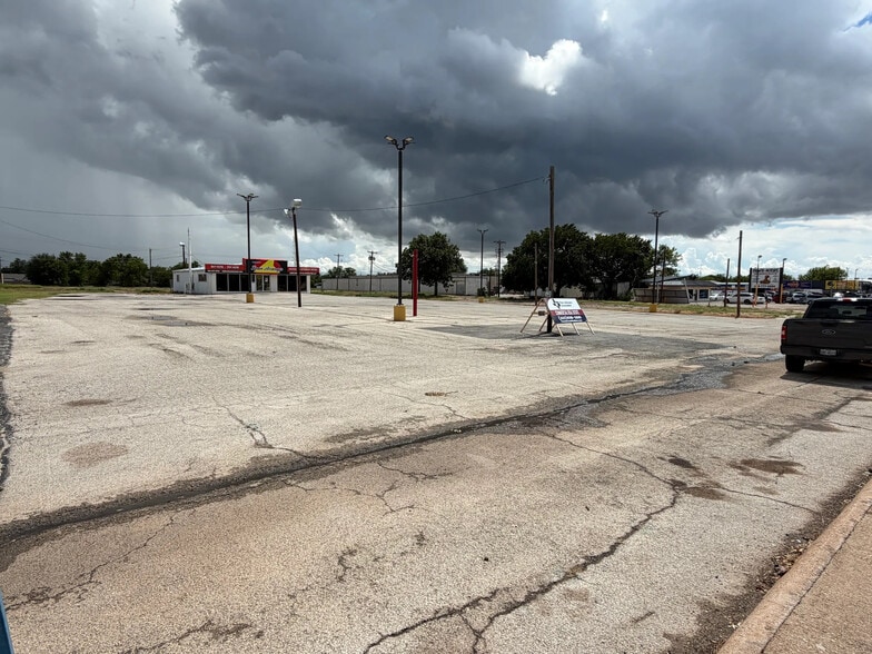 More Photos Of 3917 1st St, Abilene General Retail For Lease