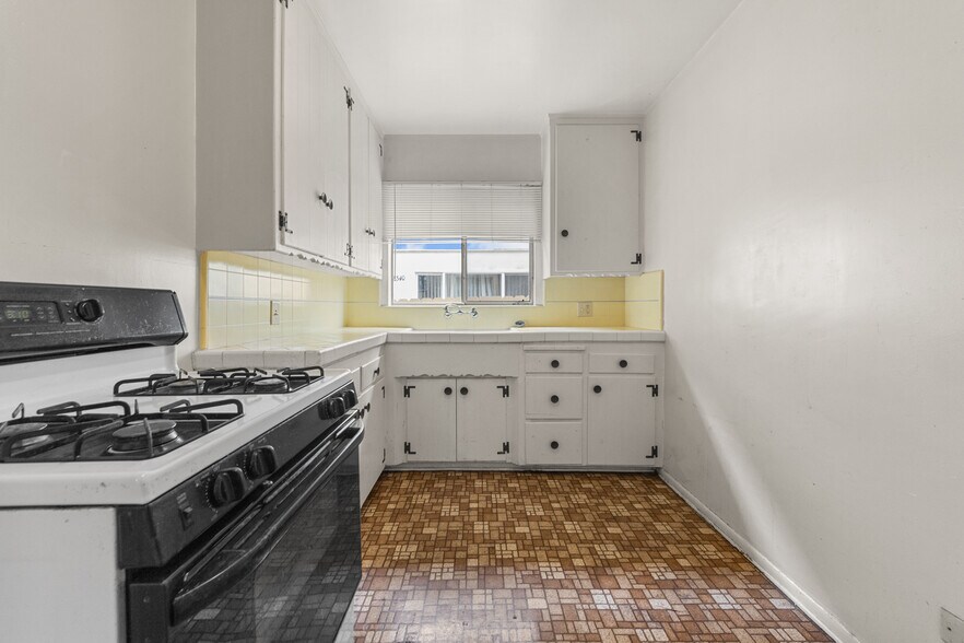 More Photos Of 8536 Saturn St, Los Angeles Apartments For Sale