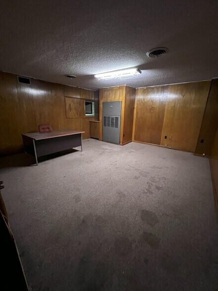 More Photos Of 1604 W State St, Bristol General Retail For Sale