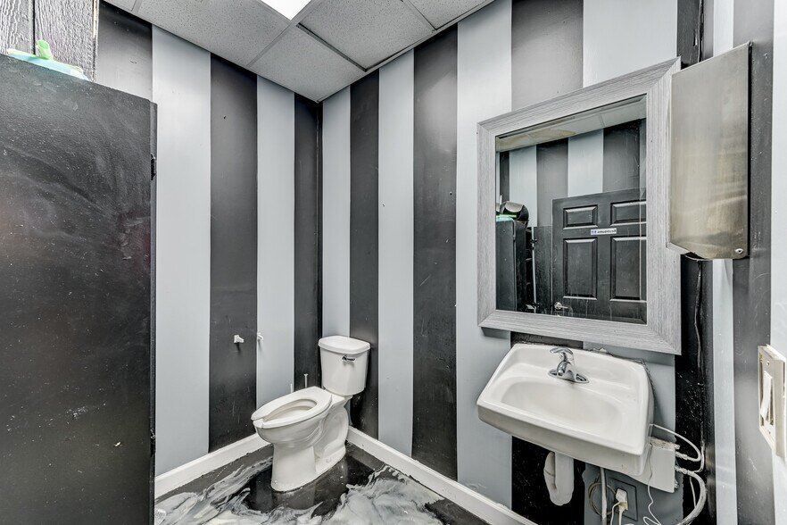 More Photos Of 324 Fm-1960 Rd, Houston General Retail For Sale