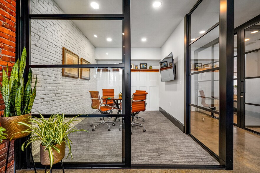 More Photos Of 144 S Main St, Independence Storefront Retail Office For Sale