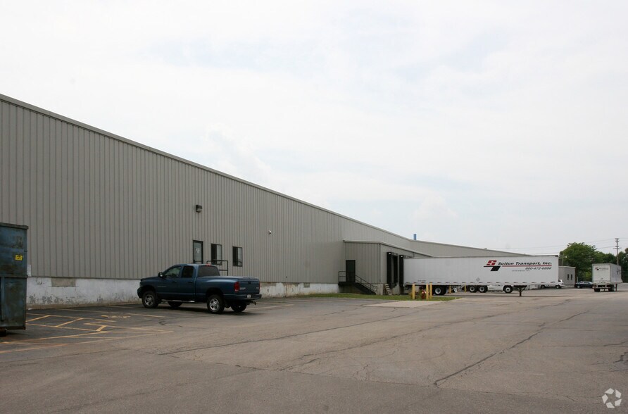 More Photos Of 2955 Packers Ave, Madison Warehouse For Lease
