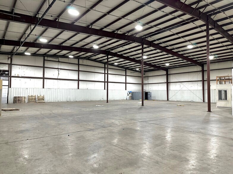 More Photos Of 5571 N Main St, Joplin Showroom For Sale