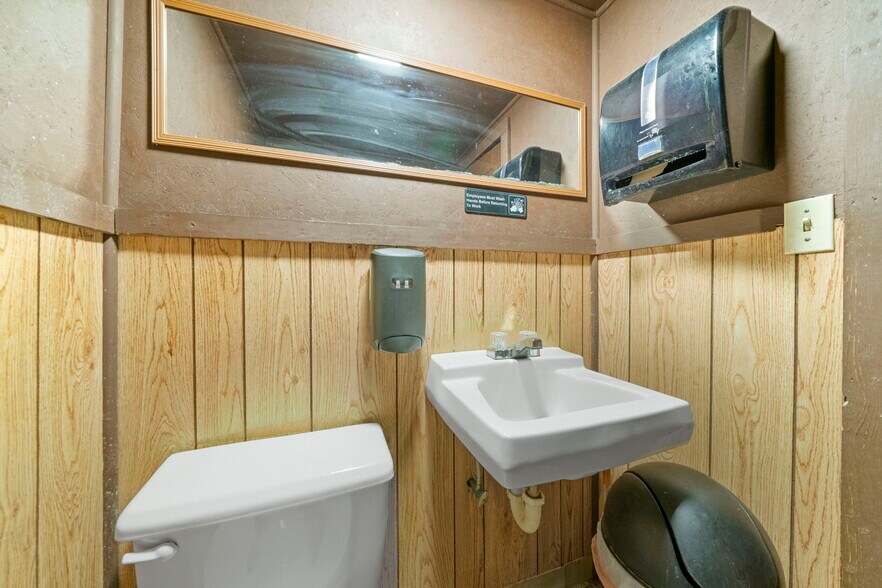 More Photos Of 208 N Walnut St, Stillman Valley General Retail For Sale