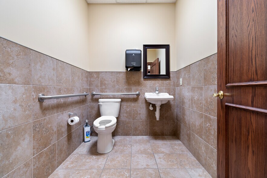 More Photos Of 81-90 N Miller Rd, Fairlawn Office For Sale