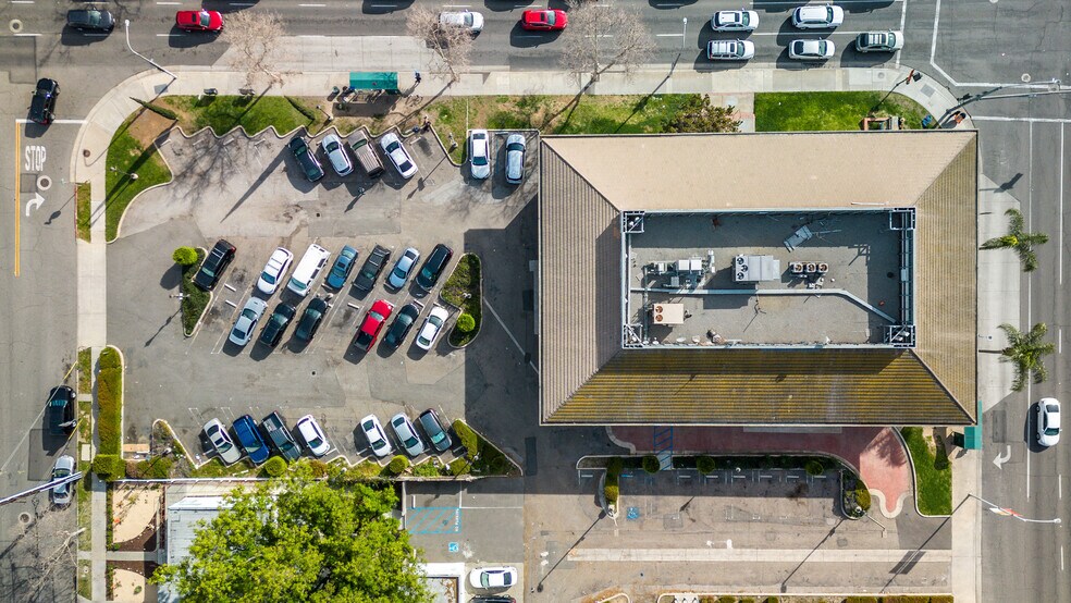 More Photos Of 1701 N Main St, Santa Ana Office For Sale