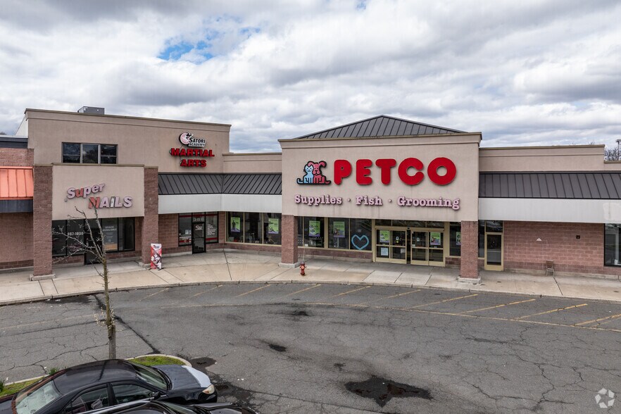 More Photos Of 350-400 Ryders Ln, Milltown General Retail For Lease