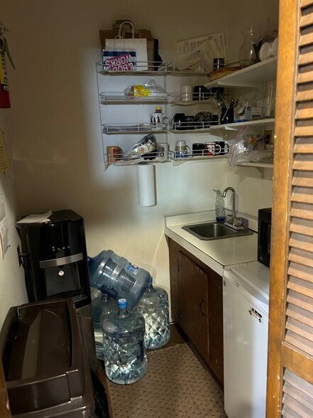 More Photos Of 8 Manor Rd, Smithtown Office For Sale