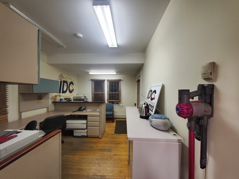 More Photos Of 52 Maple Pl, Amityville Office For Lease