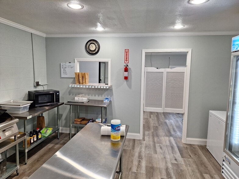 More Photos Of 31993 US-70 Hwy, Bruceton General Retail For Sale