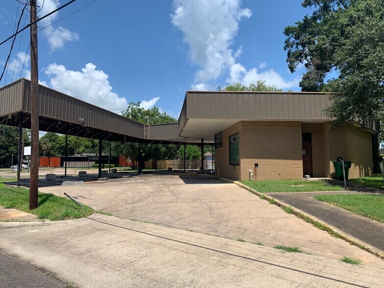 Primary Photo Of 218 W Blum St, Alvin Storefront Retail Office For Sale