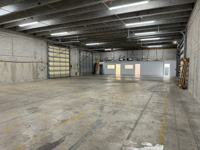 More Photos Of 895 NE Dixie Hwy, Jensen Beach Unknown For Lease