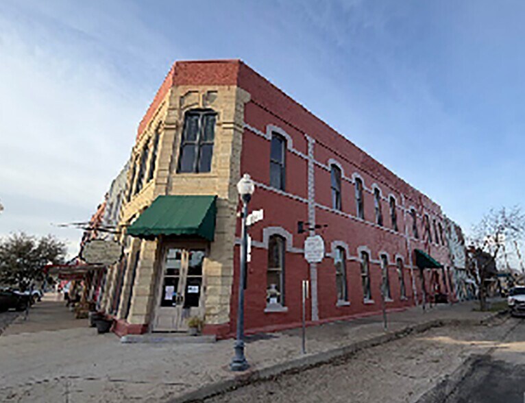 Primary Photo Of 327 N Main St, Bonham Office For Lease